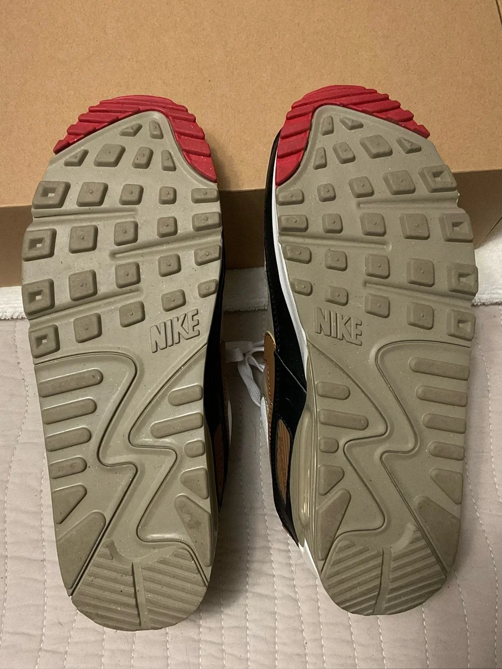 Women’s 8.5 Nike Air Max 90